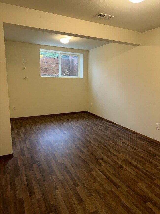 Foto del edificio - Pre-Leasing Now! 7 Bed 3 Bath with Bonus Room!