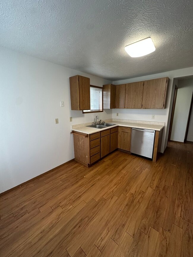 Building Photo - $1,200 / - 950ft2 - 2 Bedroom 1 bath Ranch...