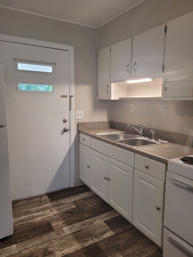 Building Photo - 1 Bedroom 1 Bathroom Apartment near Hamilt...