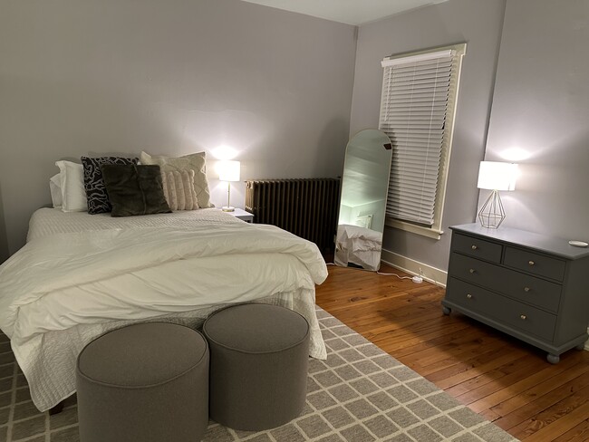 Cozy bedroopm - 1110 W Market St