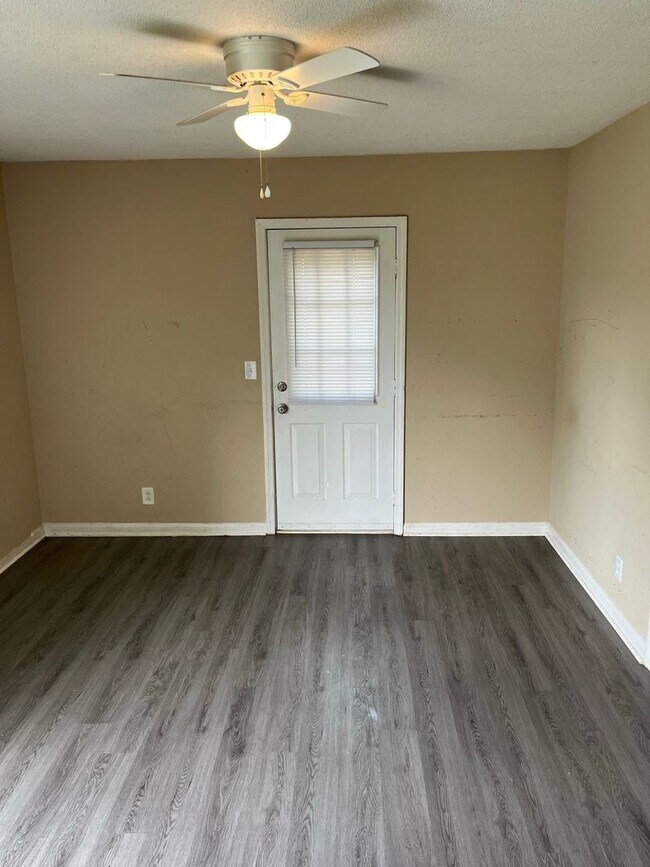 Building Photo - 807 Forest St