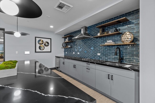 Building Photo - Gridline