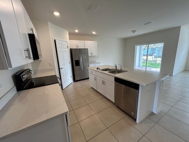 Building Photo - 4/2 Newer construction Available June 22nd