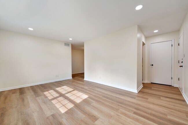 Building Photo - *One month free* Available now! Renovated ...