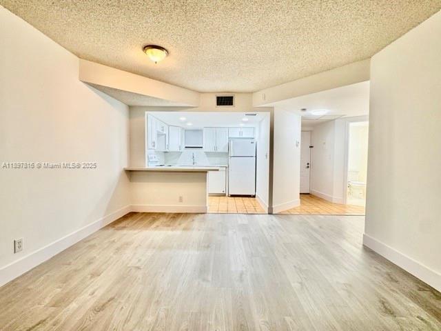 Foto del edificio - 8290 Lake Dr