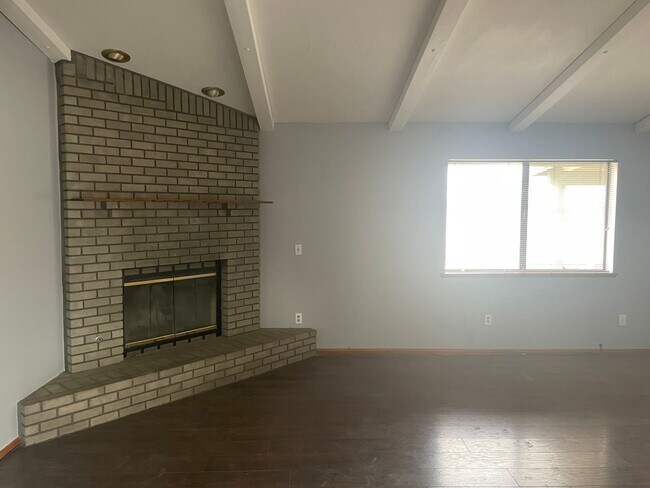 Foto del edificio - APPLE VALLEY DESERT KNOLLS 4 BDRM 3BTH 2483 SQFT