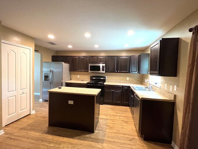 Foto del edificio - 3/2 with fenced in yard!