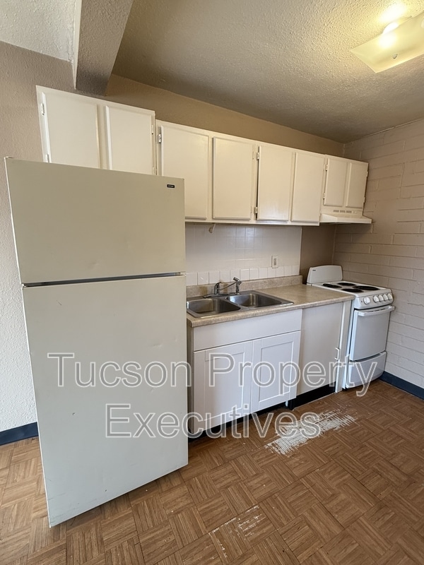 Building Photo - 2411 S 6th Ave