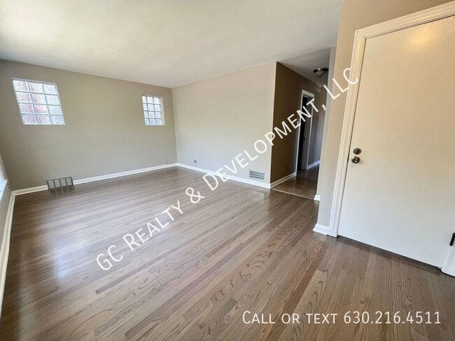 Building Photo - ***JEFFERSON PARK / 2 BDRM - 1 BTH / CENTR...