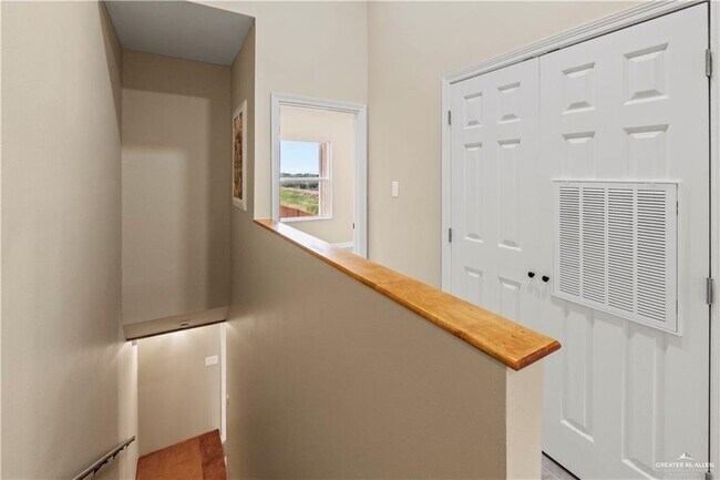 Foto del edificio - 8 Karen Dr