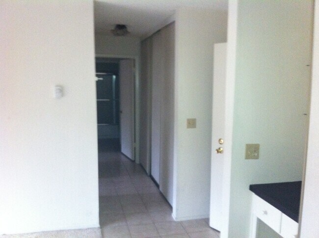 entry - 6 Admiral Dr
