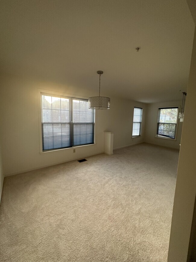 Building Photo - 2422 Hillsdale Pl