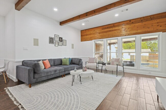 Foto del edificio - 3322 Darby Ln
