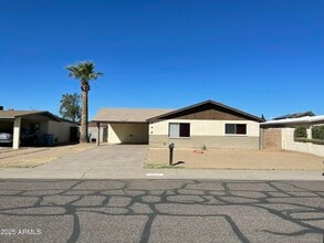 Building Photo - 2930 W Laurel Ln