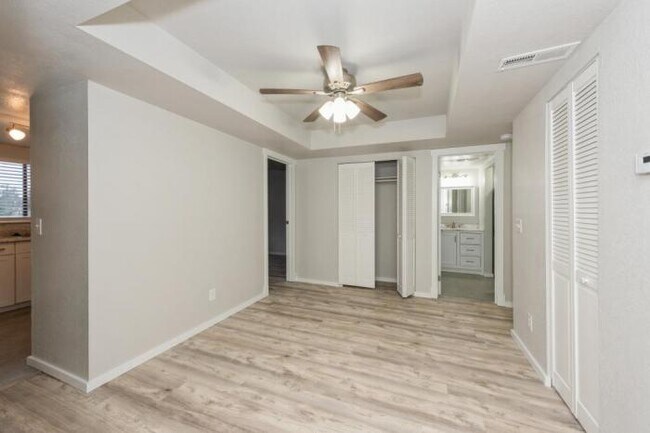 Building Photo - 2 bedroom in Kirkland WA 98034