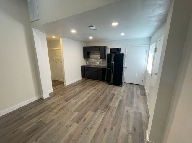 Building Photo - 5709 Avenida Silla