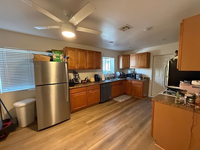 Building Photo - 5BD 3 BA with a Great Yard!