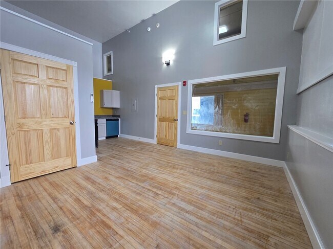 Foto del edificio - 27 E Main St