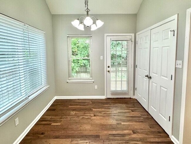 Foto del edificio - Now Leasing A 3 Bedroom 2 Bath Home In Cor...