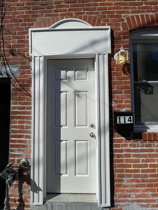 Building Photo - Renovated home on small, perfect little st...