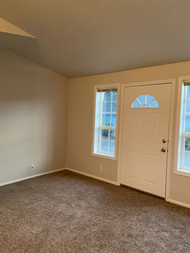 Building Photo - 5998a