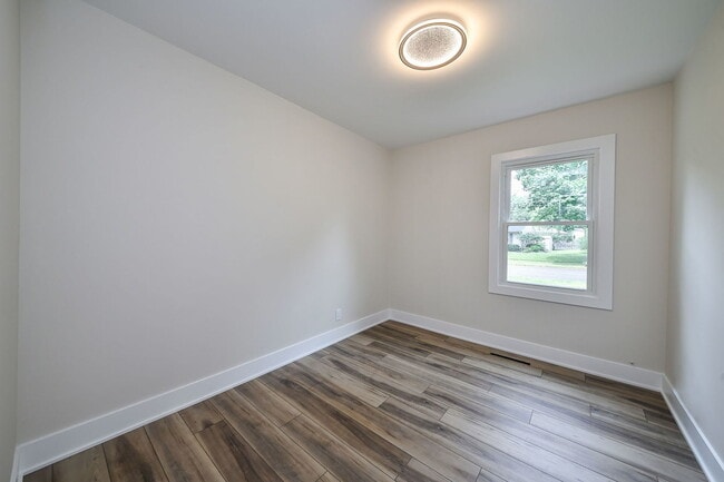 Building Photo - 828 Valley Ln