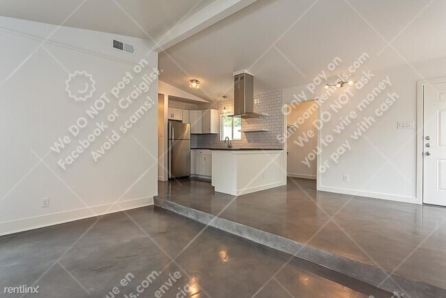 Building Photo - 2 br, 1 bath Duplex - 1117 Mariposa Dr B B