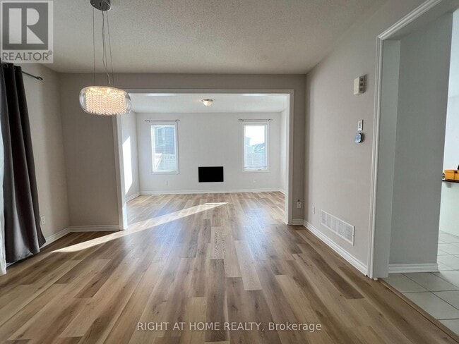 Building Photo - 529 Honeylocust Ave