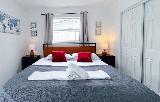 Building Photo - 2841 SW 4th Ct