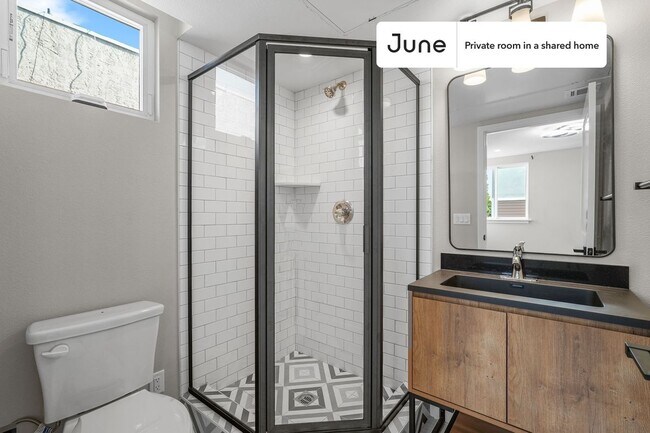 Foto del edificio - Room in Shared 5 bed/5 bath home in Boyle Heights