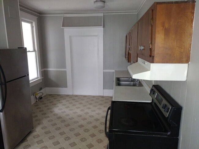 Building Photo - MAIN FLOOR LARGE APARTMENT