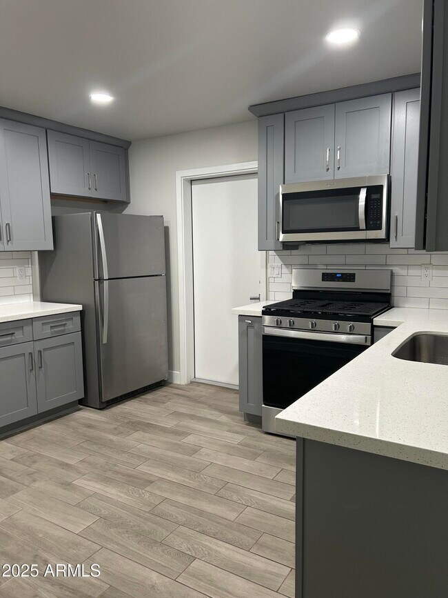 Foto del edificio - 3332 N 66th Pl