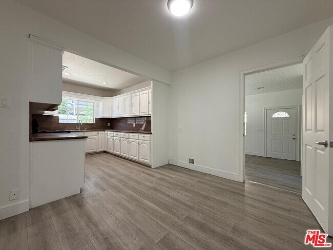 Foto del edificio - 6742 Radford Ave