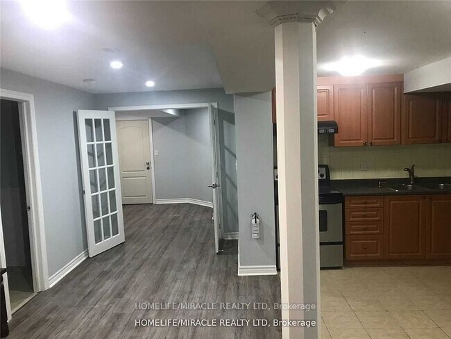 Photo du bâtiment - 93 Whitehouse Cres