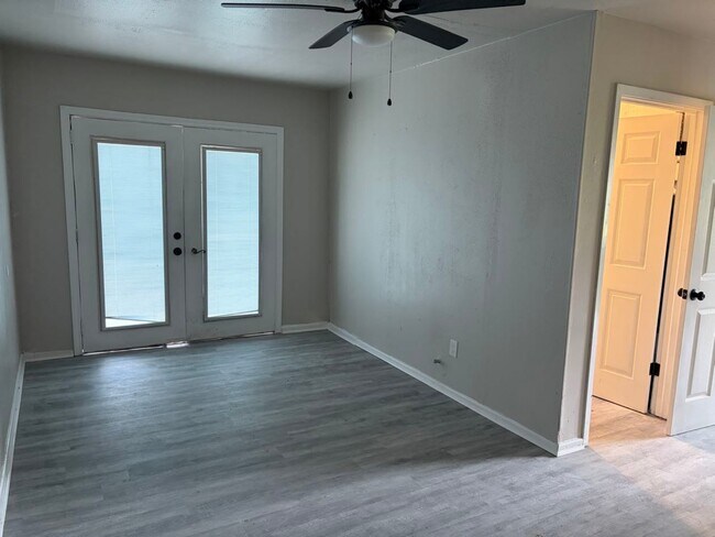 Foto del edificio - 5890 Helbig Rd