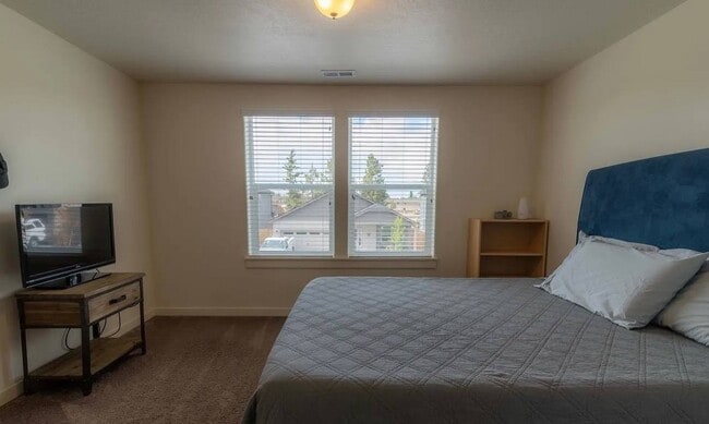 Building Photo - 21169 SE Azalia Ave