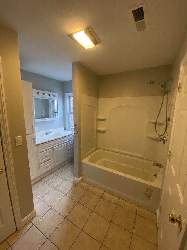 Building Photo - 118 Beverly St