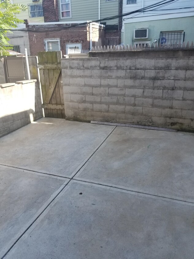 Building Photo - 2252 Snyder Ave