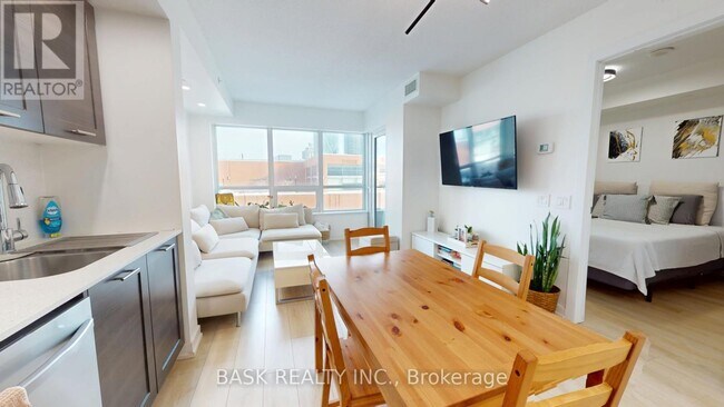 Photo du bâtiment - 2220 Lake Shore Blvd W