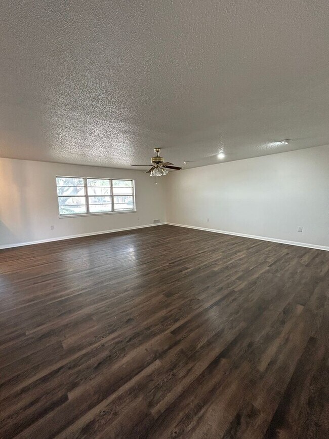 Foto del edificio - This one has it all!  Spacious 3-Bedroom Home in a Great Location!