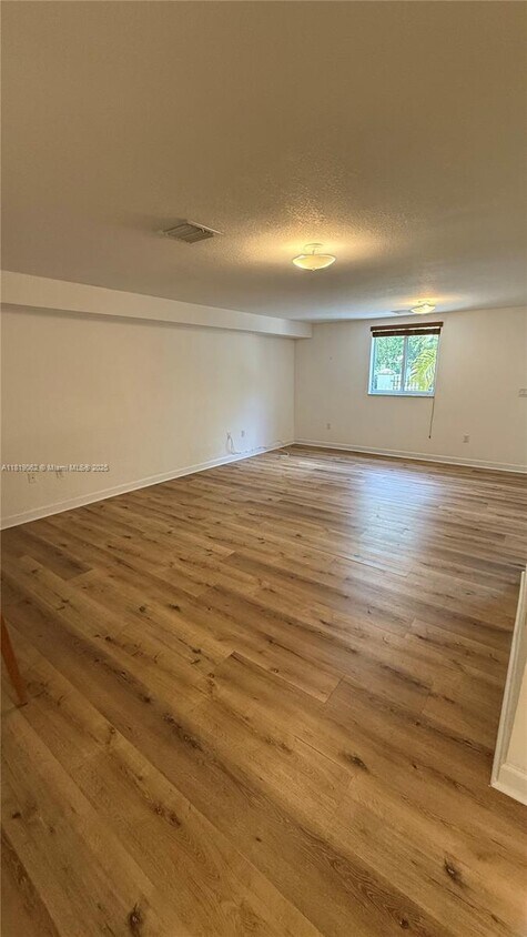 Foto principal - 5838 Devonshire Blvd