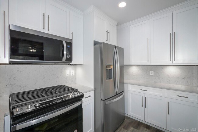 Foto del edificio - 5 Dark Hollow Rd