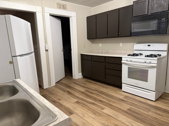 Cocina reformada con nueva estufa de gas y microondas empotrado. - 377 Ellis St