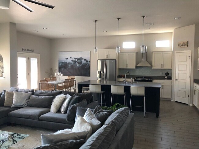 Foto del edificio - Lynn Lane Luxury Home!