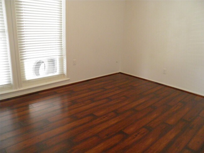 Foto del edificio - 8827 Neff St