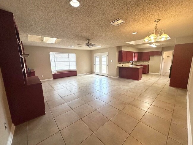 Building Photo - 3 Bed 2 Bathroom For Rent
