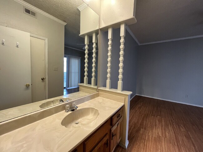 Foto del edificio - 2 Bedroom 2 Bathroom apartment convenientl...