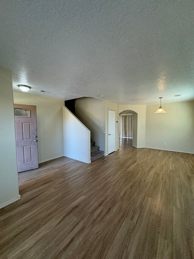 Building Photo - 4 bed 2.5 bath 2575 sq ft home. Stunning B...