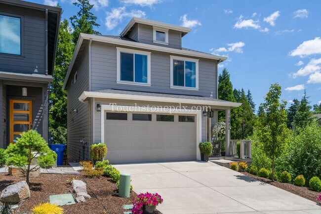 Building Photo - Luxurious 4 Bed/3.5 Bath Residence - Your ...