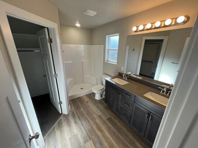 Building Photo - Cedar Townhome